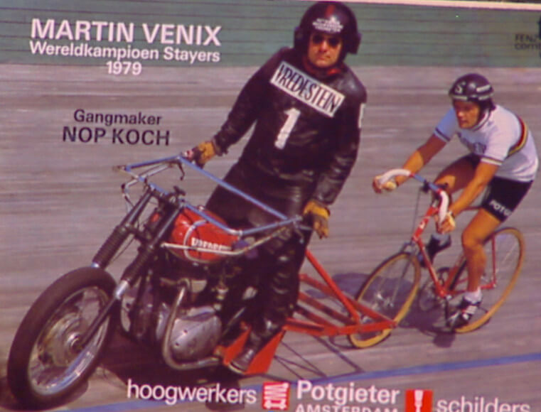 Noppie Koch op de motor, de foto is voorbeeld voor het te maken kunstwerk.