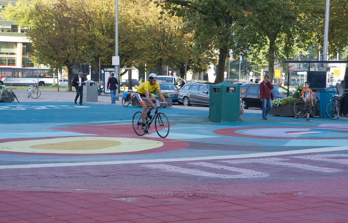 Fietser op het Jaarbeursplein. Foto: Ton van den Berg