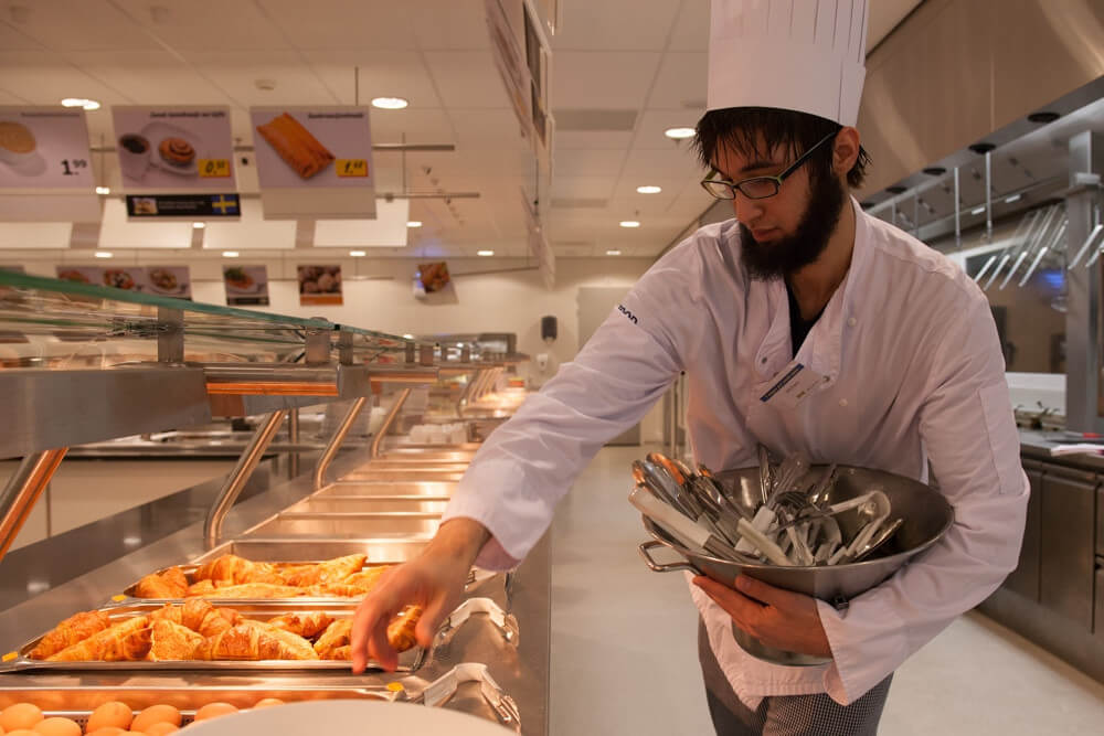Een bakker is bij de Ikea bezig met de voorbereidingen. Foto: Desiree Meulemans