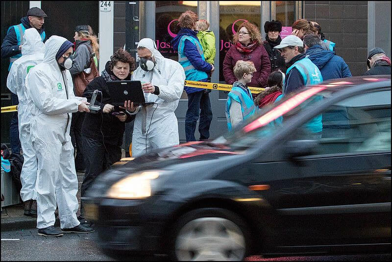 Bewoners rond de Straatweg konden in januari zelf met hulp van Milieudefensie zelf de luchtvervuiling meten. Foto: Bas de Meijer