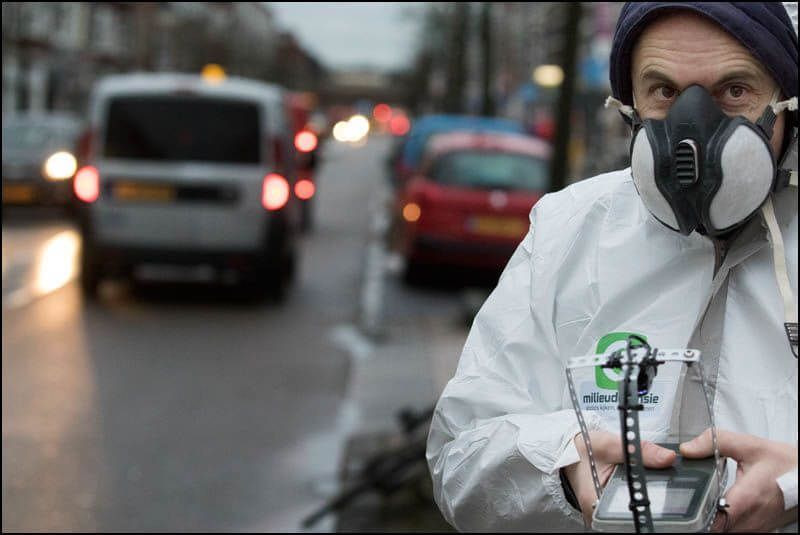Een medewerker van Milieudefensie aan het werk op de Straatweg. Foto: Bas de Meijer
