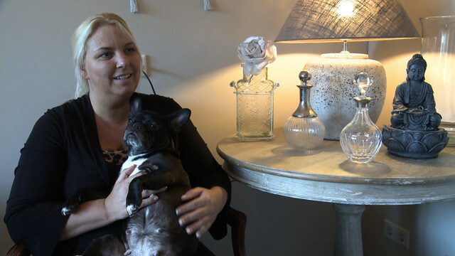 Diana van der Hoeff en het teefje Lizzy. Foto: M. Klein Nagelvoort