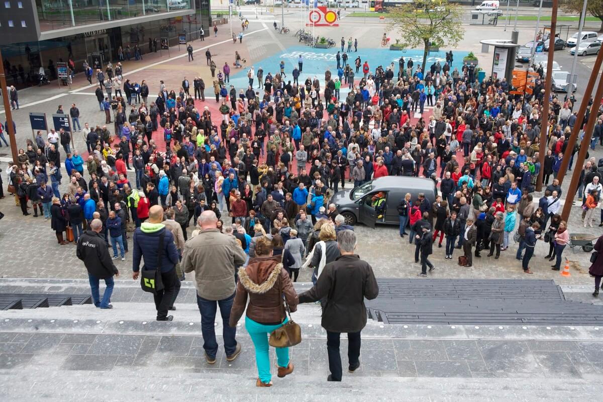 Ambtenaren verzamelen op het Jaarbeursplein tijdens een alarmoefening. Foto: Ton van den Berg