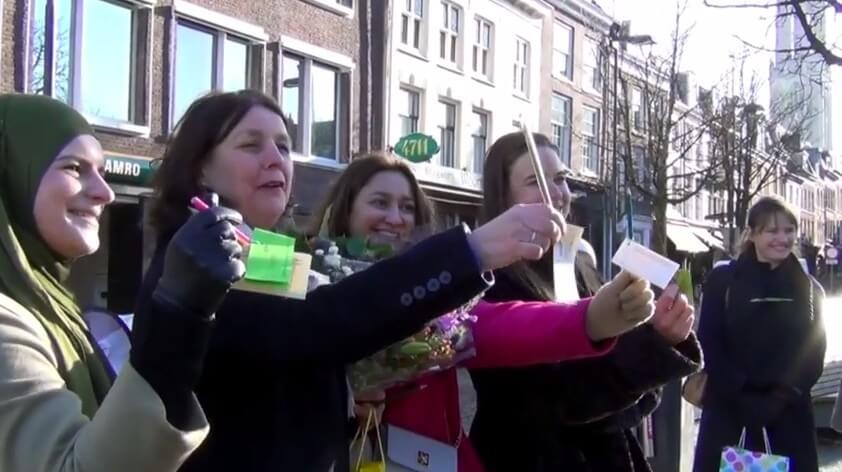 De potlodenactie werd ondersteund door wethouder Jongerius (tweede van links). Foto: b. Hendriks