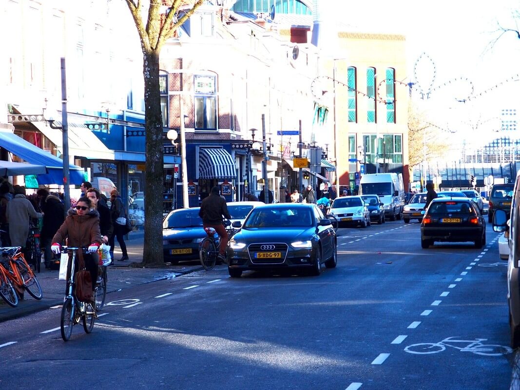 Volle parkeervakken. Het aantal parkeerplaatsen in de Kanaalstraat schiet tekort. Foto: L. Engelman