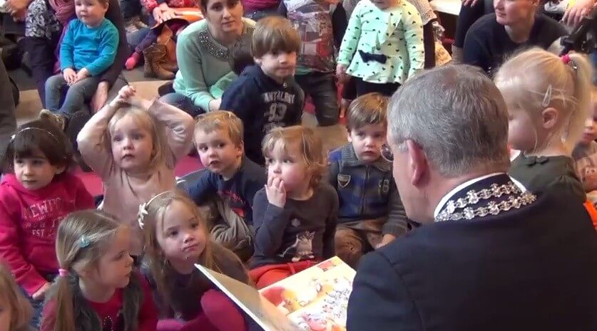 De burgemeester actief in de bibliotheek van Vleuterweide. Foto uit video W. Hendriks