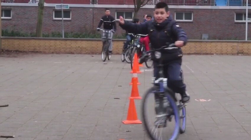 Fietsclinic bij de Cleophasschool in Overvecht. Foto: W. Hendriks
