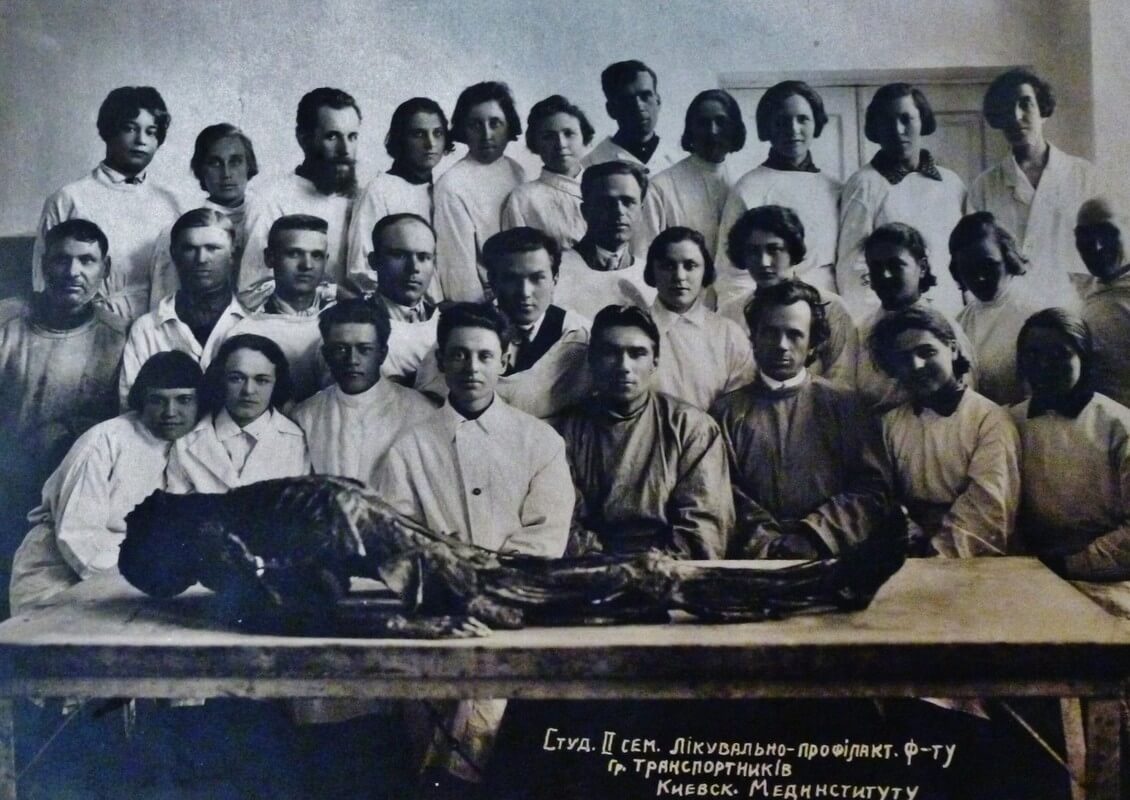 Linksboven staat Alla Pintschuk, in 1932 is ze 18 jaar oud, bij een anatomische les in de universiteit van Kiev. Foto: familie Meulman