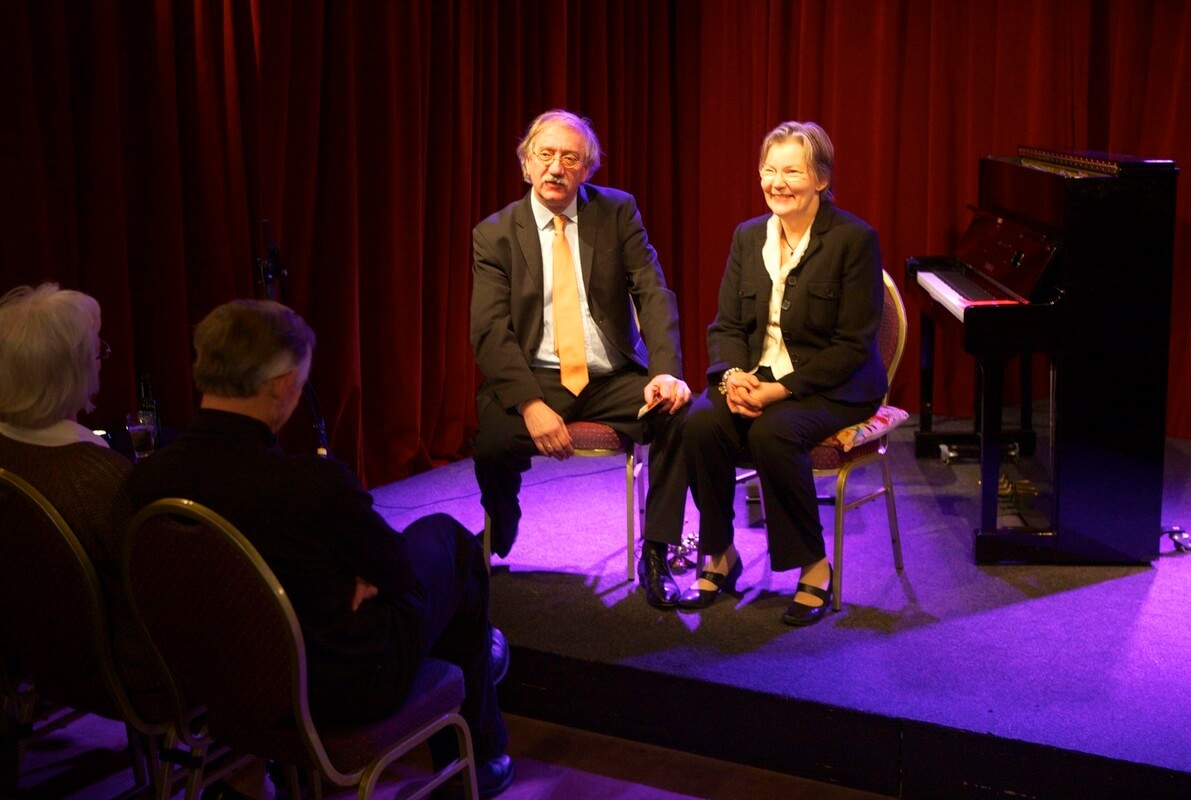 Steef en Hannie Schinkel, eigenaren van het Schillertheater op het podium. Foto: Ton van den Berg