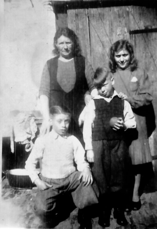 Rinus (Rinie) van Veenendaal (links) vlak na de oorlog met zijn moeder, broertje Gert en zus Zus. Foto: familie Van Veenendaal