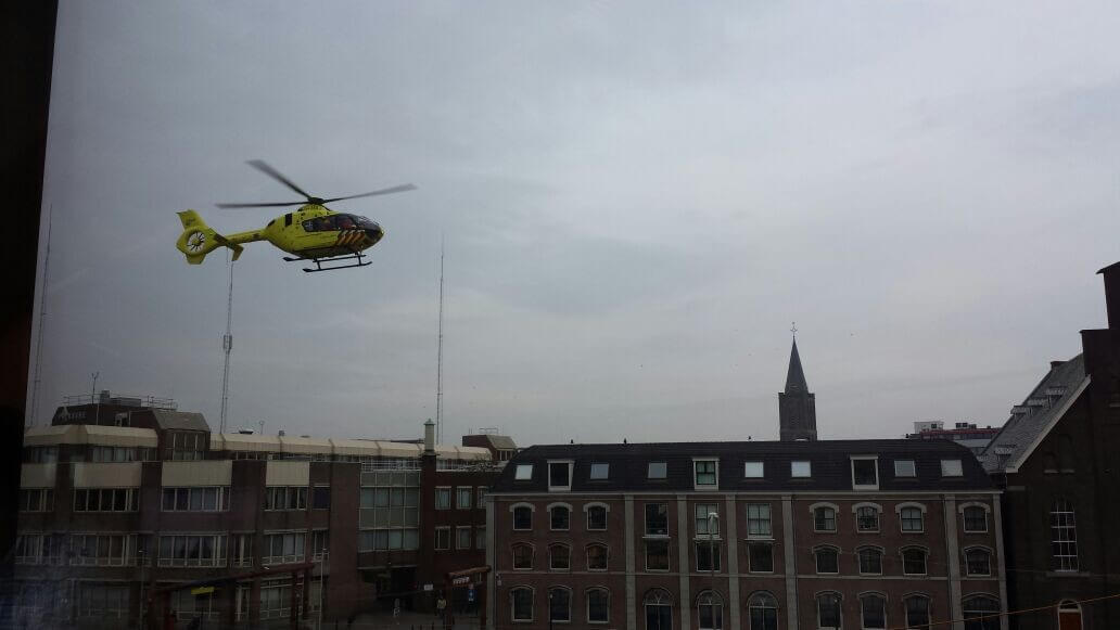 Een ambulance-helikopter vorige week boven het Paardenveld. Foto. A. van Putten