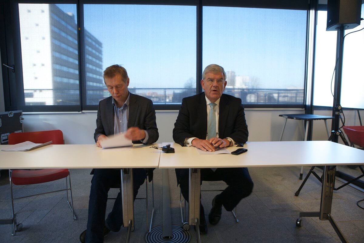 Wethouder Diepeveen en burgemeester Van Zanen bij de presentatie van de noodopvang voor asielzoekers. Foto: Ton van den Berg