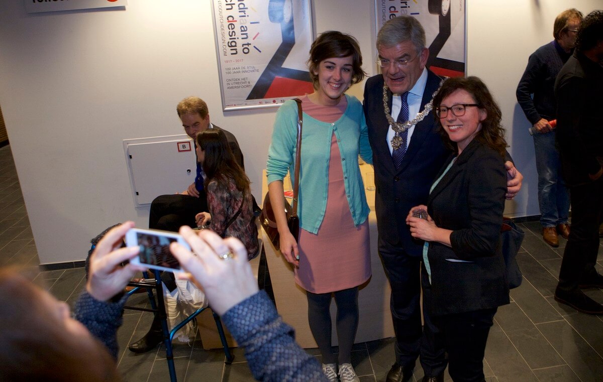 Bezoekers van de Nieuwjaarsreceptie op de foto met Van Zanen. Foto: Ton van den Berg