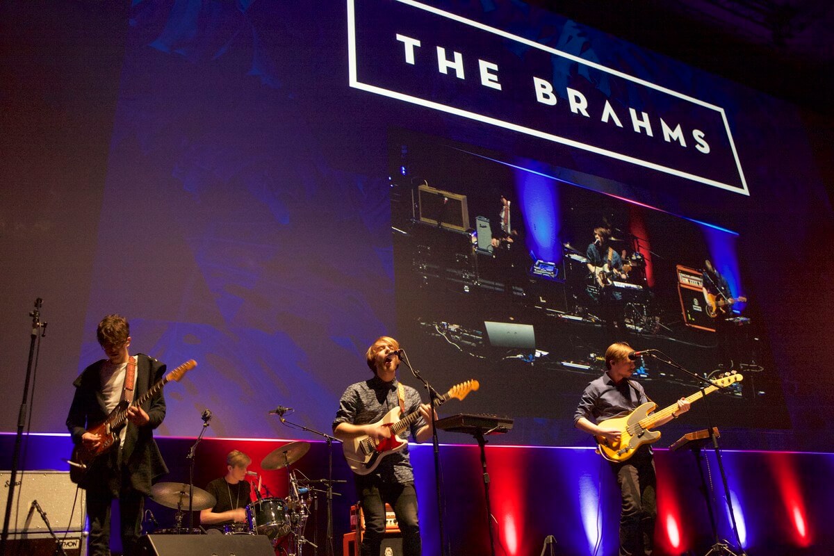 De band The Brahms geeft een kort optreden in de Sterrenkijker. Foto: Ton van den Berg
