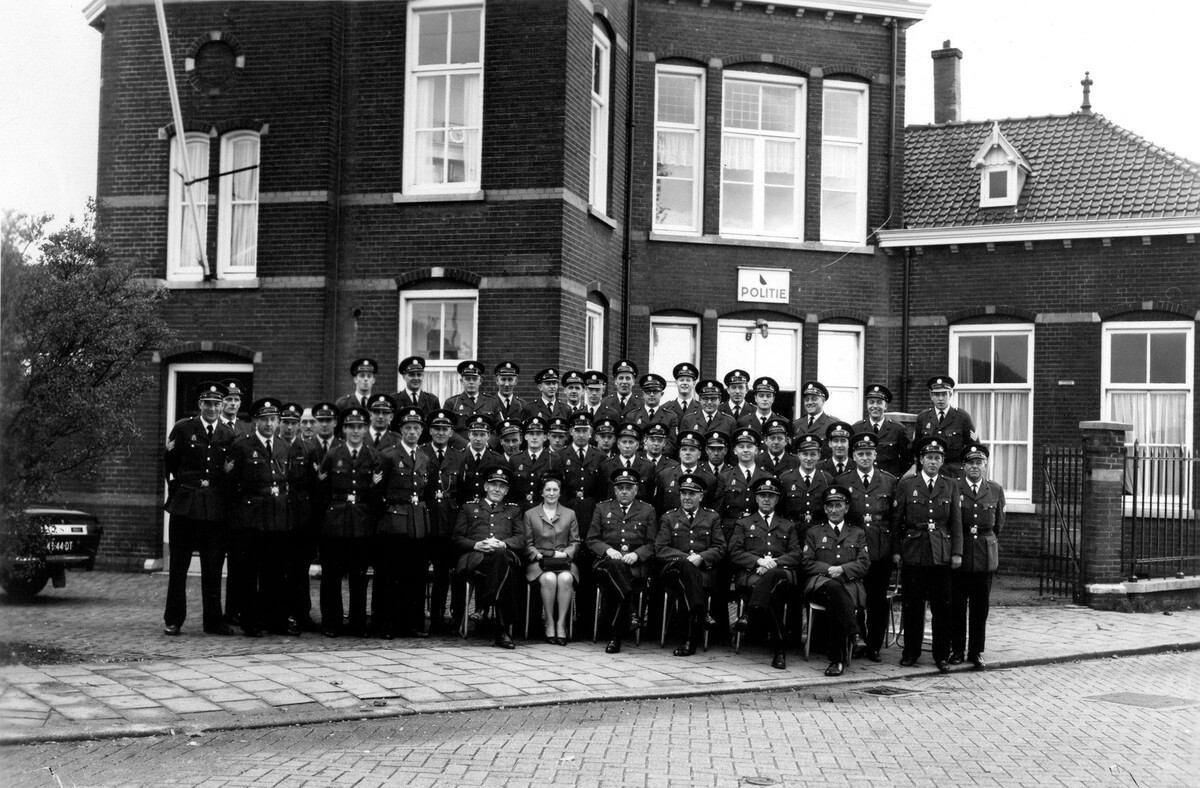 De politie in de tijd dat het je beste vriend nog was, hier voor bureau Rode Brug. Foto: collectie Nieuws030
