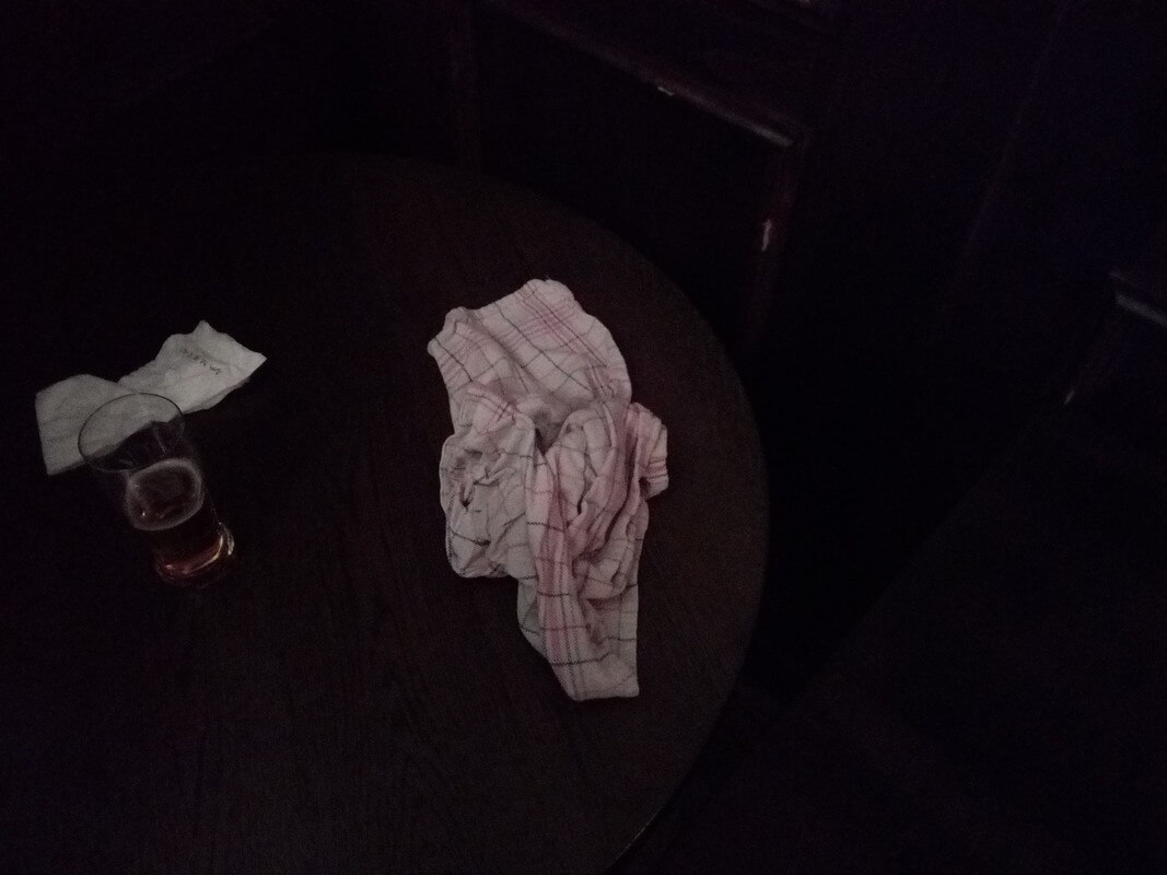 De theedoek waarmee de blouse van Mark Rutte is afgedroogd. Foto: Taams