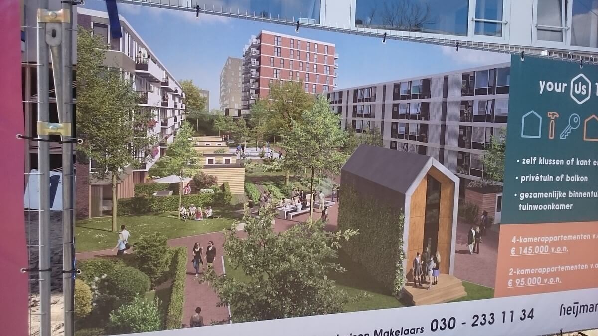 Bord met aankondiging van de renovatie van flats in Kanaleneiland. Foto: Kees van Oosten