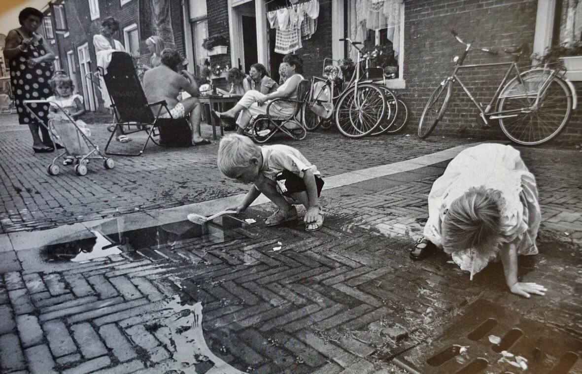 Foto in de Zeven Steegjes, gemaakt door Nol van Dongen tijdens fotoproject jaren 80 en 90.