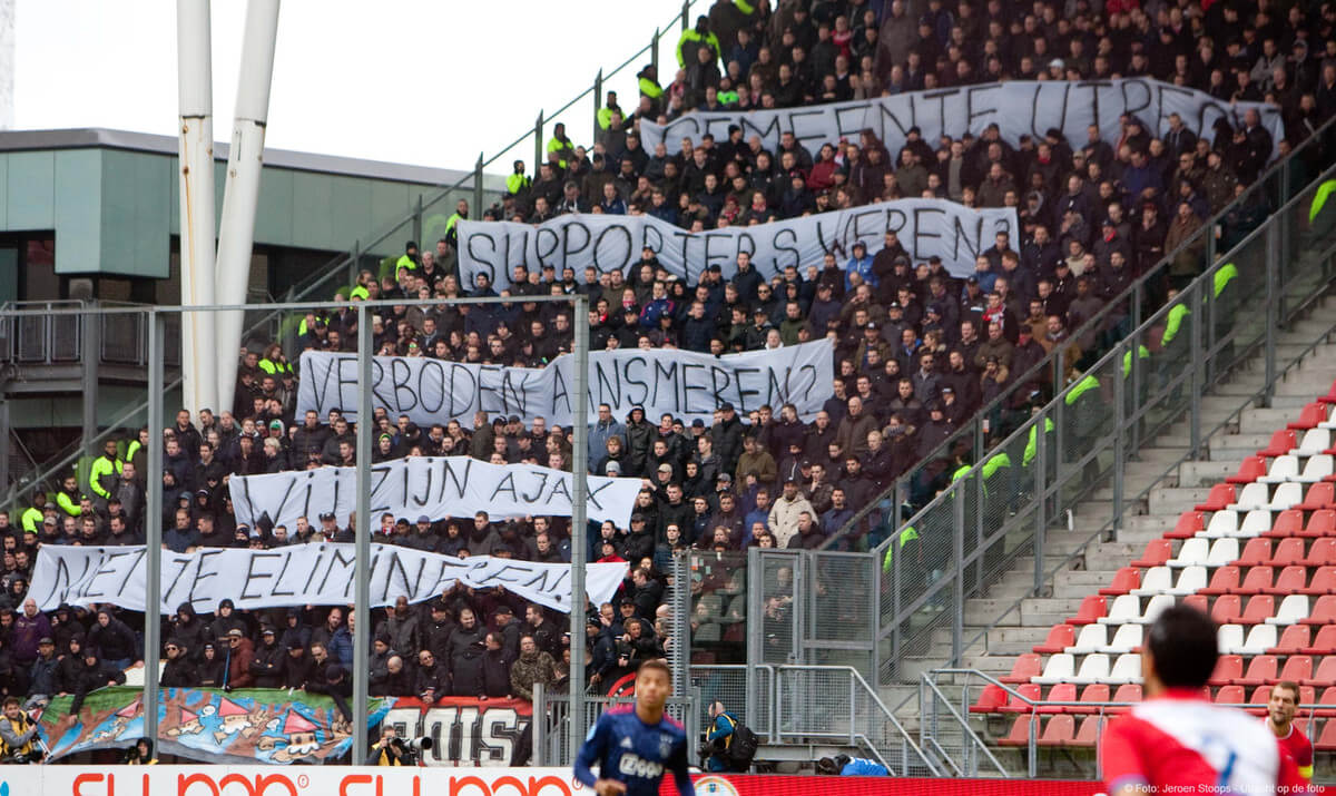Ajax-supporters met een boodschap voor Utrecht. foto: Jeroen Stoops