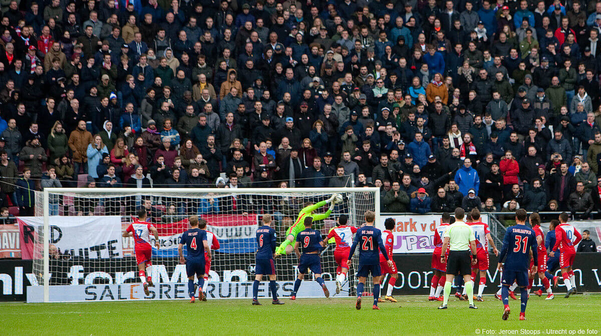 Het stadion houdt de adem in... Jensen redt wederom. Foto: Jeroen Stoops