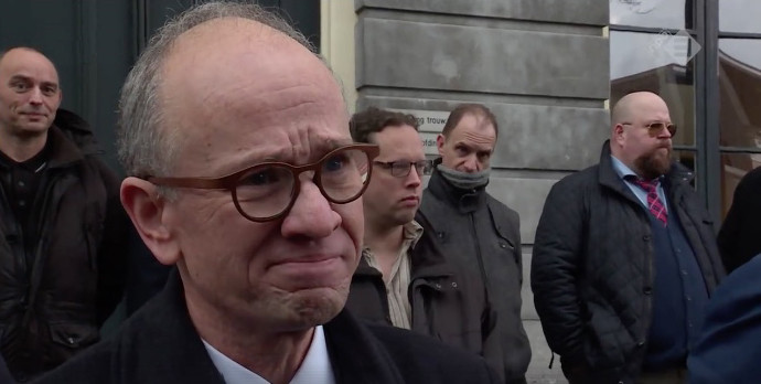 Henk van Deún op 8 december 2017 achter het stadhuis. Foto: still uit interview van Powned (met toestemming gebruikt)
