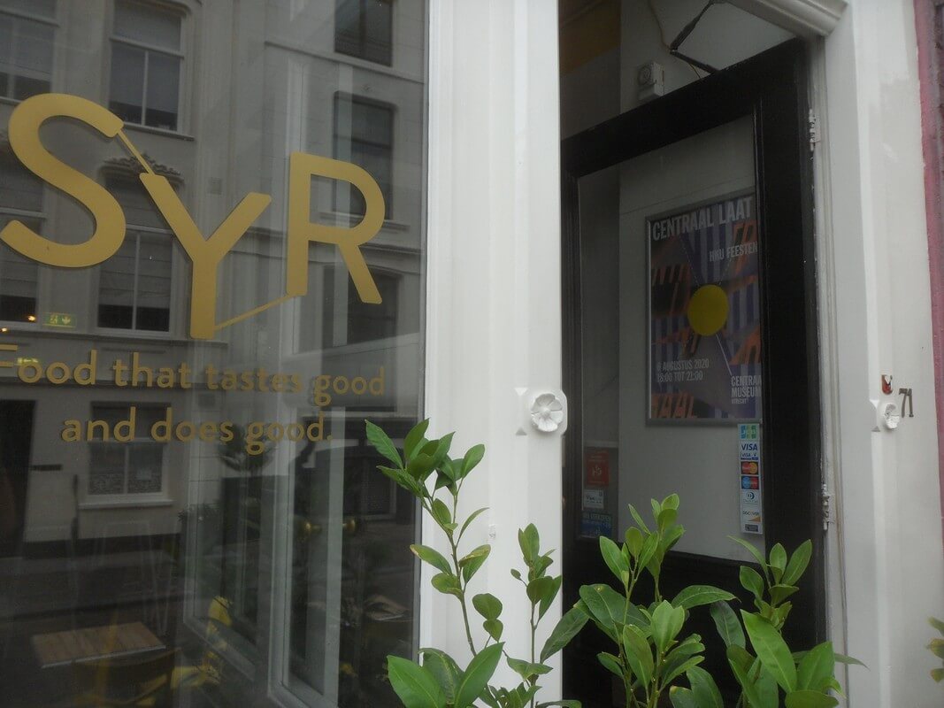 Bij restaurant Syr in het Museumkwartier heb ik de posterlijsten weer opgehangen die tijdens de corona-klussen weg zijn gehaald om te kunnen schilderen. Het restaurant ziet er weer mooi uit, en met de lijst met poster weer helemaal actueel.