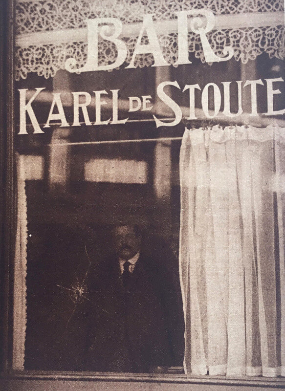 Een kogelgat in een ruit van café Karel de Stoute. Foto: weekblad Utrecht in Woord en Beeld (1926)