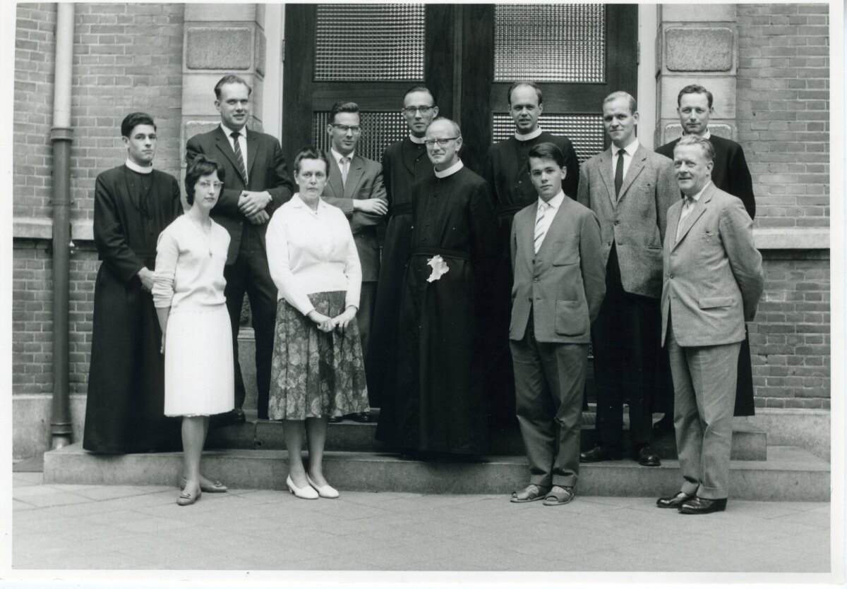 Schooljaar 1960-1961. De derde van links: Nico Harmsen. Helemaal rechtsvoor mijn opa.