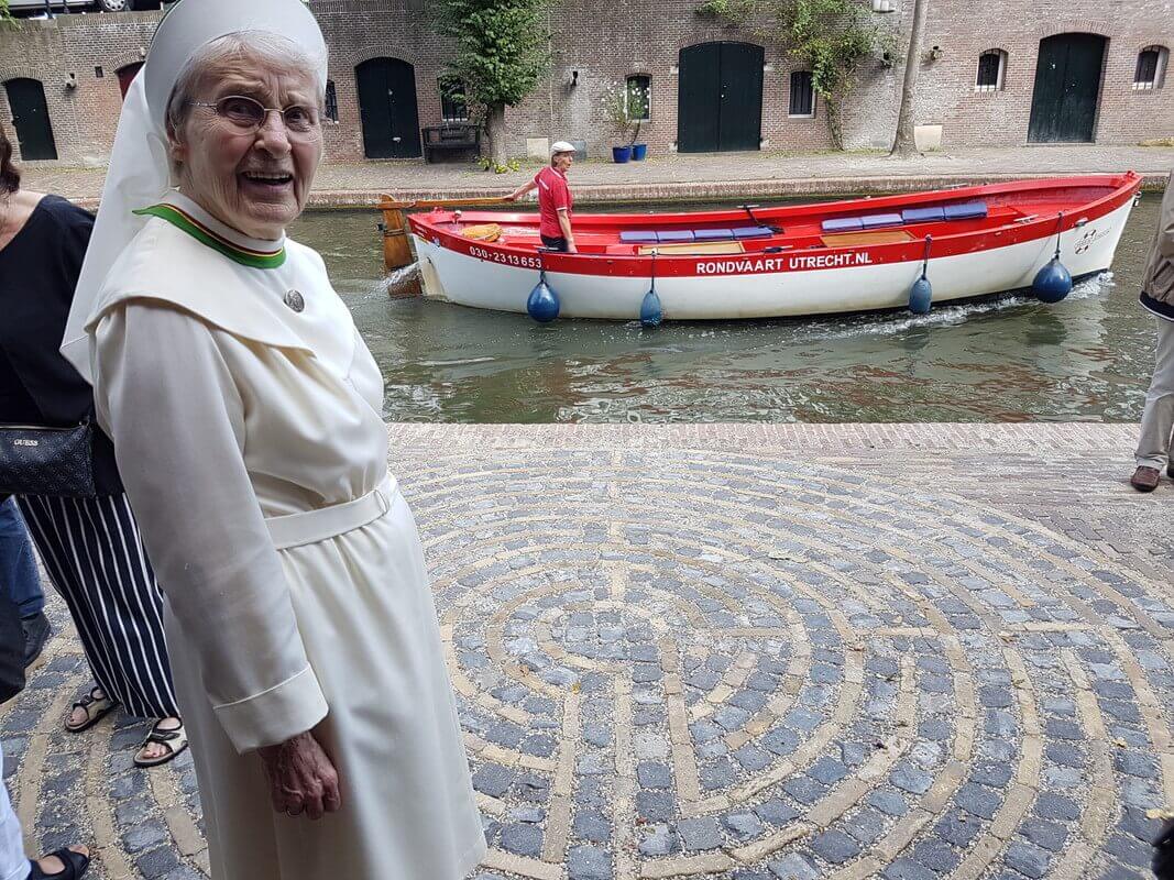Een van de zusters bij het labyrint. Foto: Werkgroep Directe Voorzieningen
