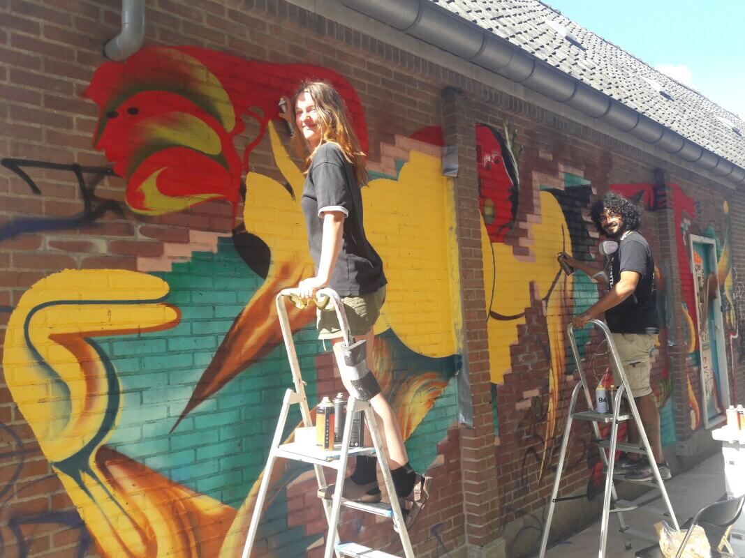 De twee kunstenaars aan het werk (foto LE)