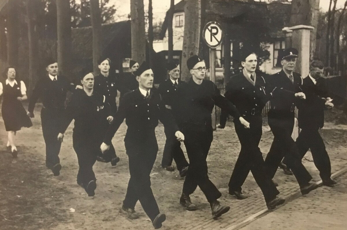 Bewakers van Kamp Rhijnauwen, 1946. Links vooraan loopt Eef Spierenburg. Foto: privécollectie familie Spierenburg