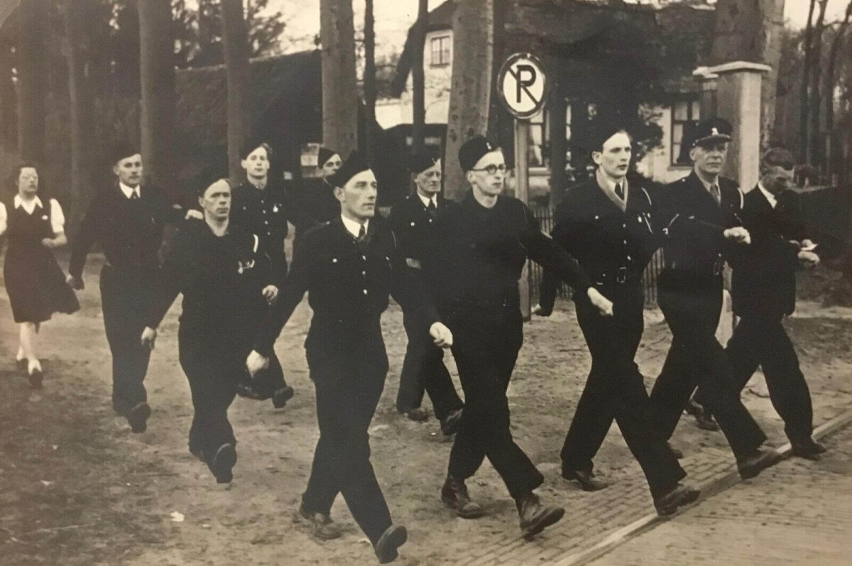 Bewakers van Kamp Rhijnauwen, 1946. Links vooraan loopt Eef Spierenburg. Foto: privécollectie familie Spierenburg