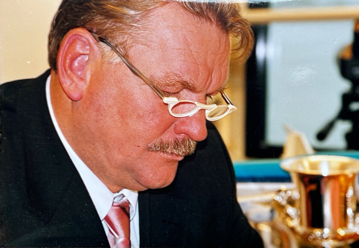 Frans van Seumeren met de mammoettanden bril. Foto: KW