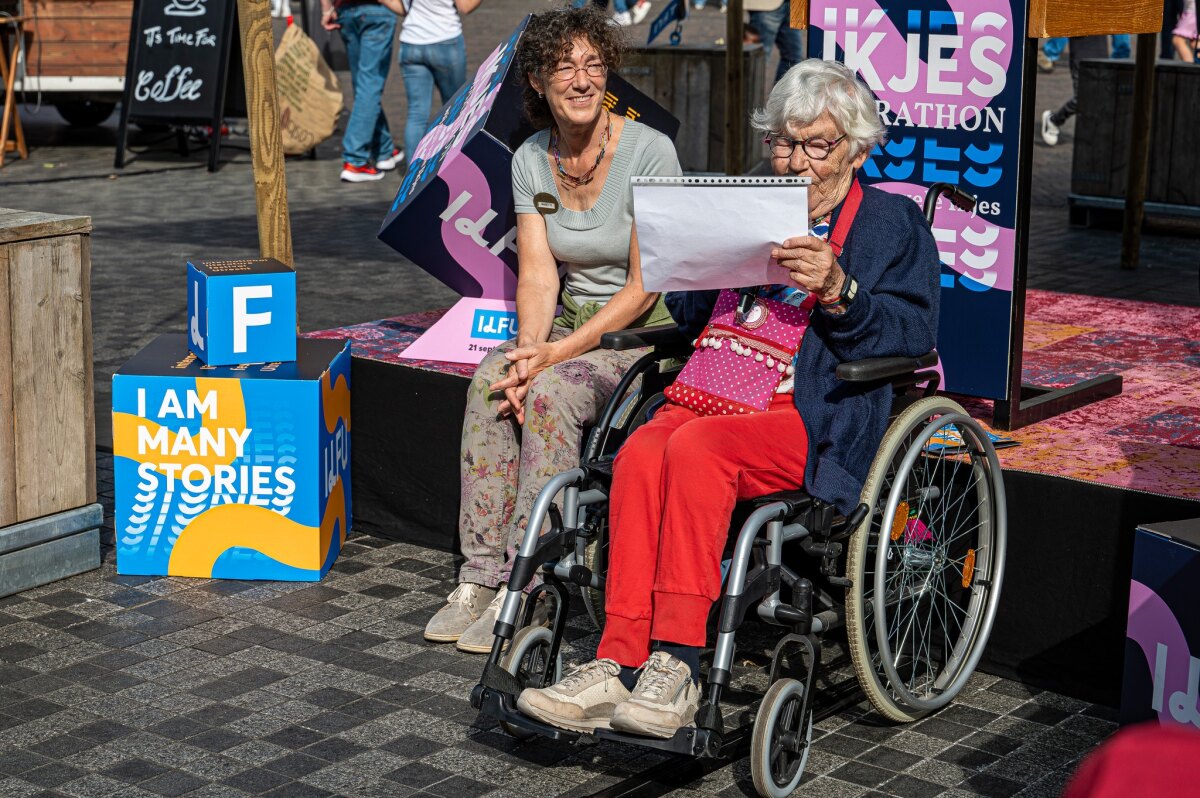 Deze mevrouw las zondag een 'ikje' voor over het moderne 'hun' zeggen ipv 'hij' of 'zij'. Foto: Harrie van Veen