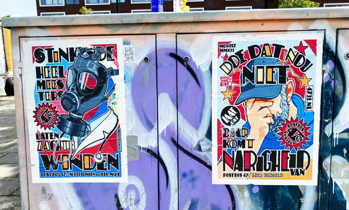 Twee affiches van Postbus 47⅓ op de IBB-laan. Foto: JT