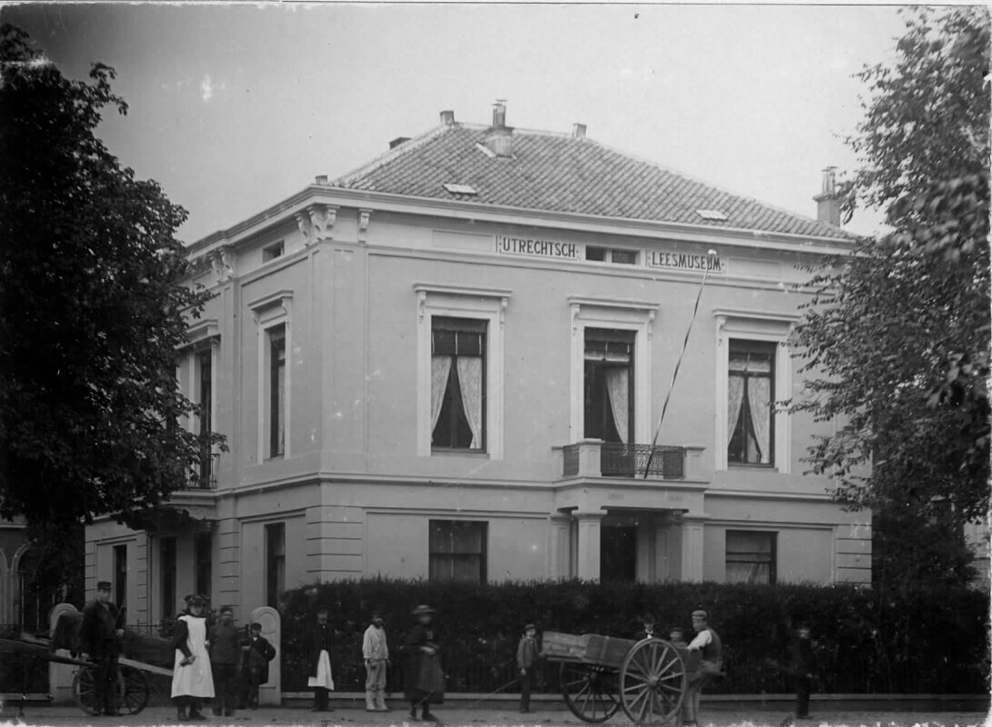 Het Utrechts Leesmuseum op de Mariaplaats rond 1900. Foto: A. W. van Leeuwen/HUA