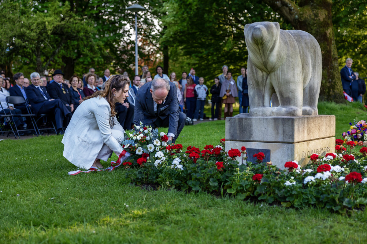 Wethouder Oosters (links) en Derek Williams leggen een krans. Foto: Angeliek de Jonge (i.o.v. het Utrechts Comité 4 mei)