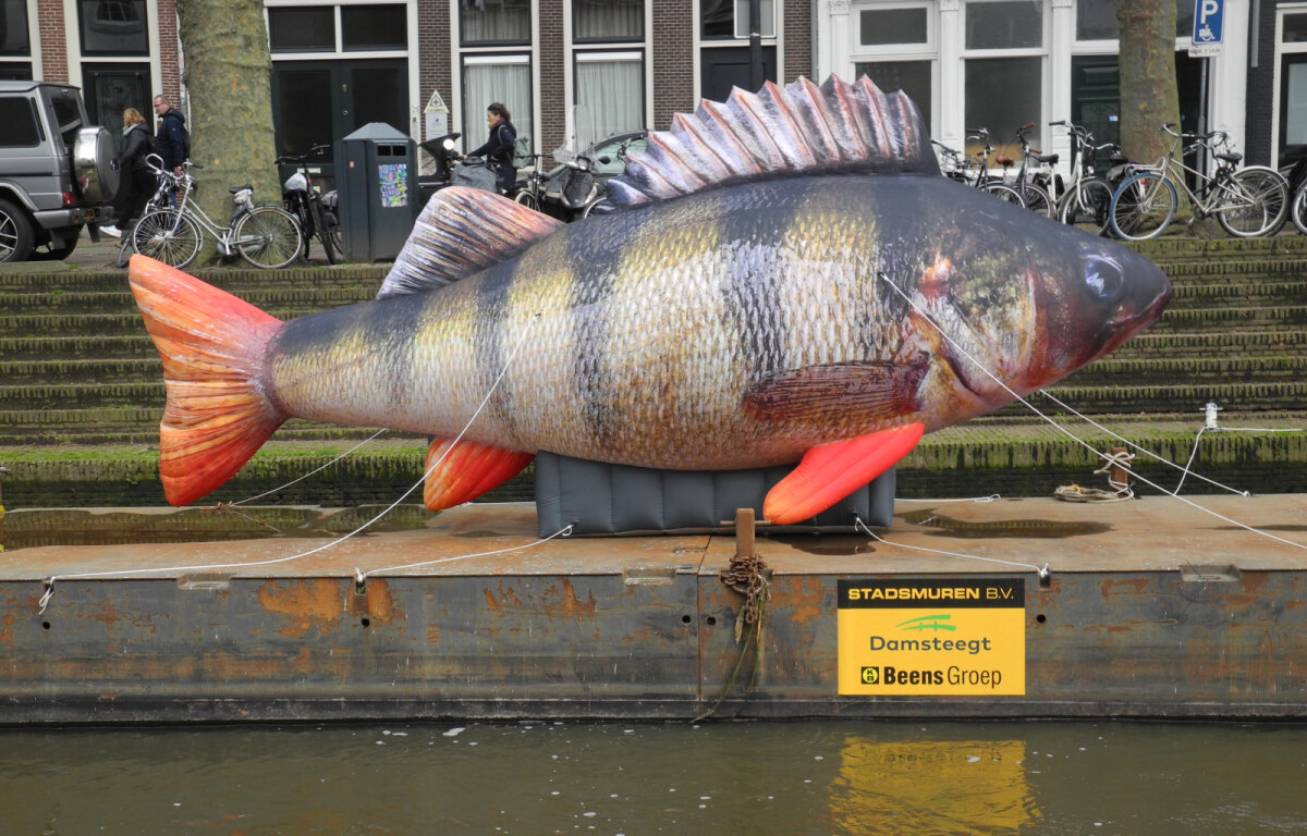 Barry de Baars, een opblaasvis van zeven meter, bij de Weerdsluis. Foto: Joost van Waert