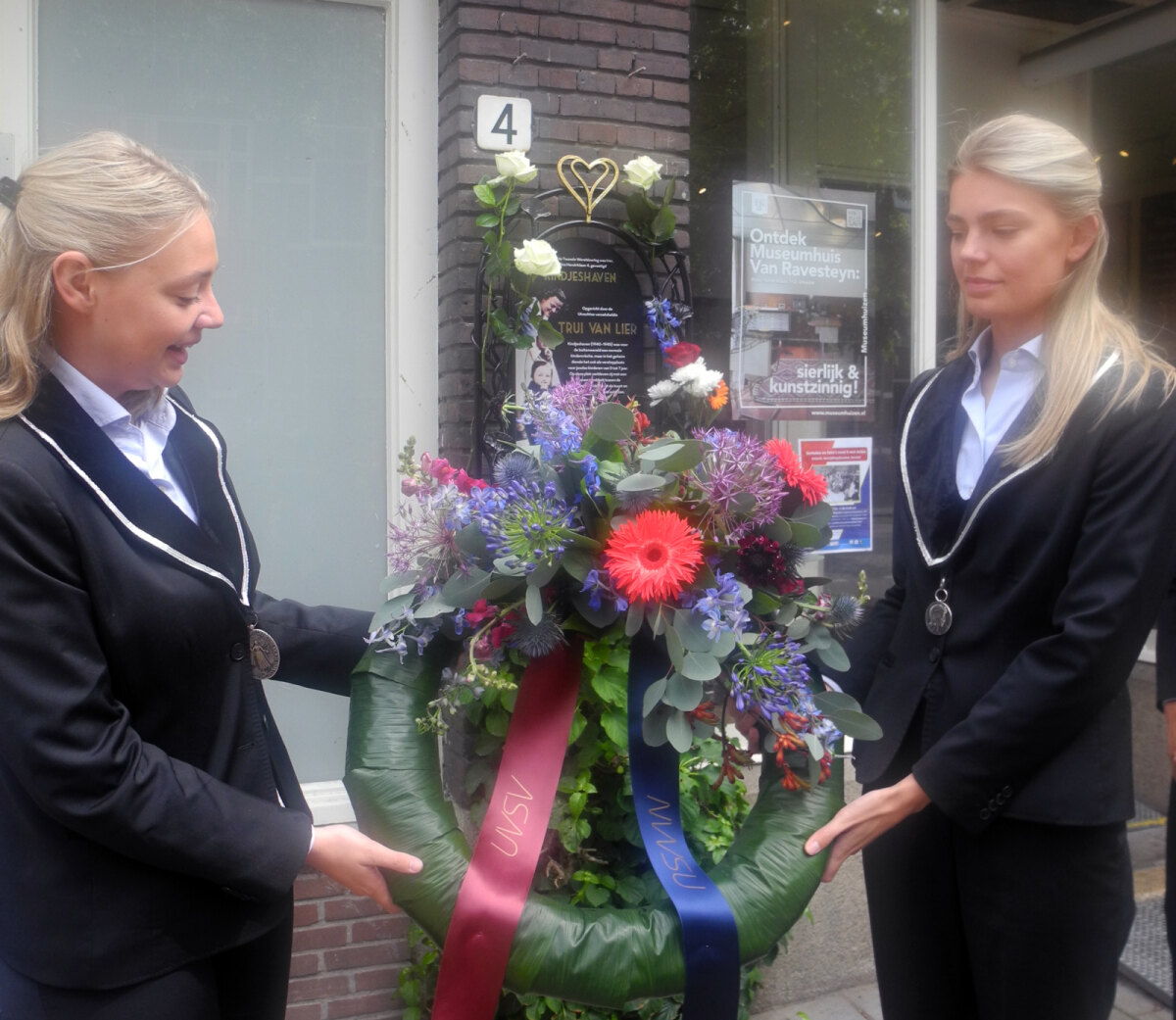Twee bestuursleden van UVSV/NVVSU met de krans. Foto: JvW
