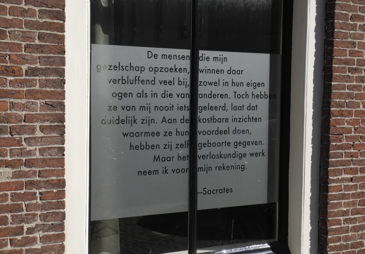 Raam van een filosofiepraktijk op de Lange Nieuwstraat (foto: JvW)