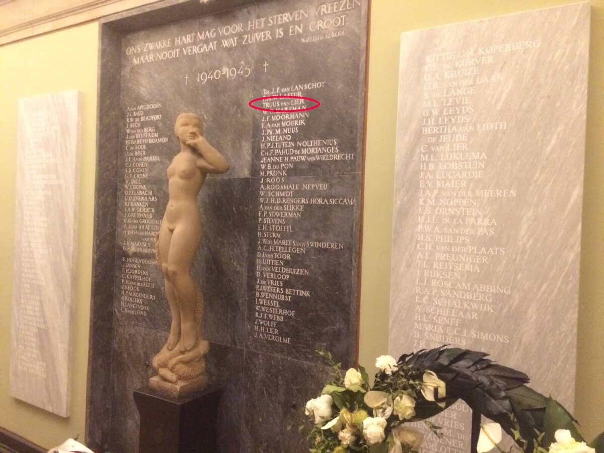 De plaquette in het Academiegebouw, met omcirkeld de naam van Truus. Foto: Jim Terlingen