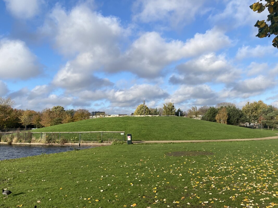 Het Griftpark met in het midden 'de accuberg'. Foto: JT