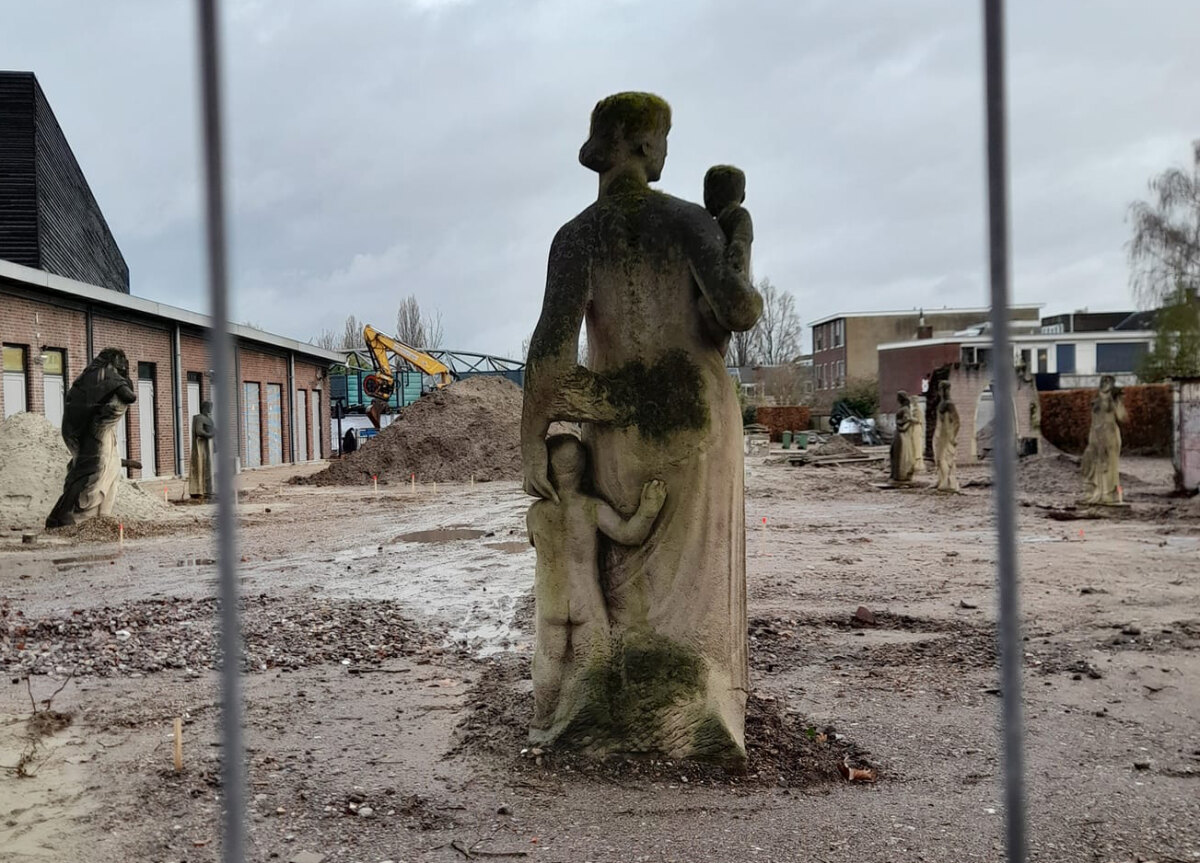 Vooraan: de achterkant van het beeld 'Het jonge bloeiende Eindhoven' van Joop Hekman. Foto: HG