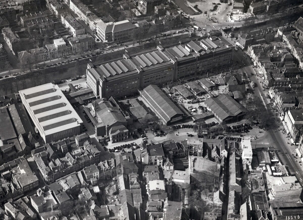 Op deze luchtfoto uit 1938 is goed te zien hoe de Stadsschouwburg ingesloten is door de gebouwen van de Jaarbeurs. HUA41321