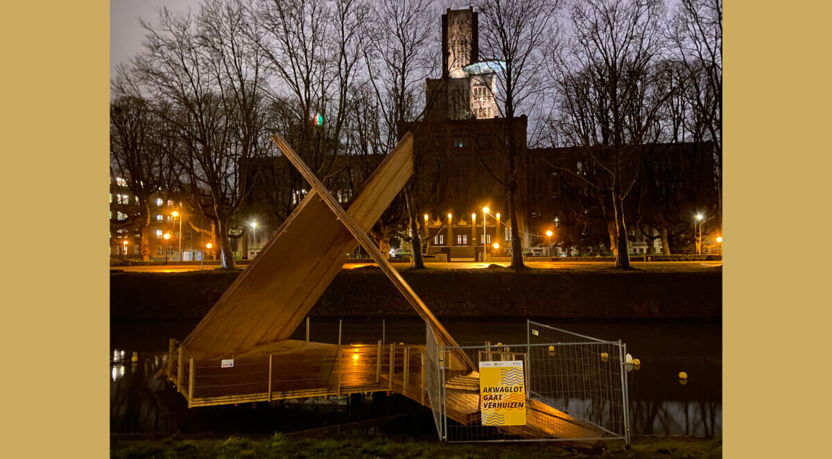 Een bord bij het kunstwerk: 'Akwaglot gaat verhuizen'. Foto: JT