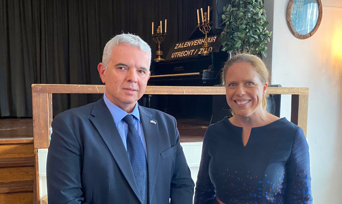 De Israëlische ambassadeur Modi Ephraim en vicepremier Carola Schouten in Utrecht. Foto: Jim Terlingen