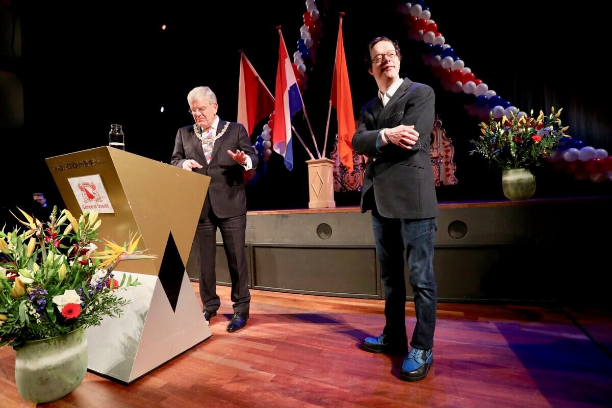 In 2018 kreeg Derk Wessels uit handen van burgemeester Van Zanen een lintje. Foto: Ton van den Berg