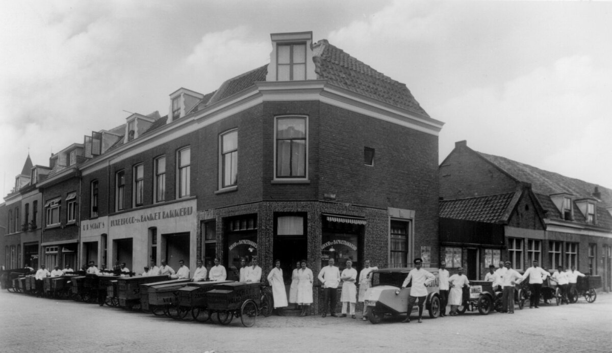 In 1933 bij het tienjarig bestaan van de eerste zaak op de Braamstraat (foto: HUA)