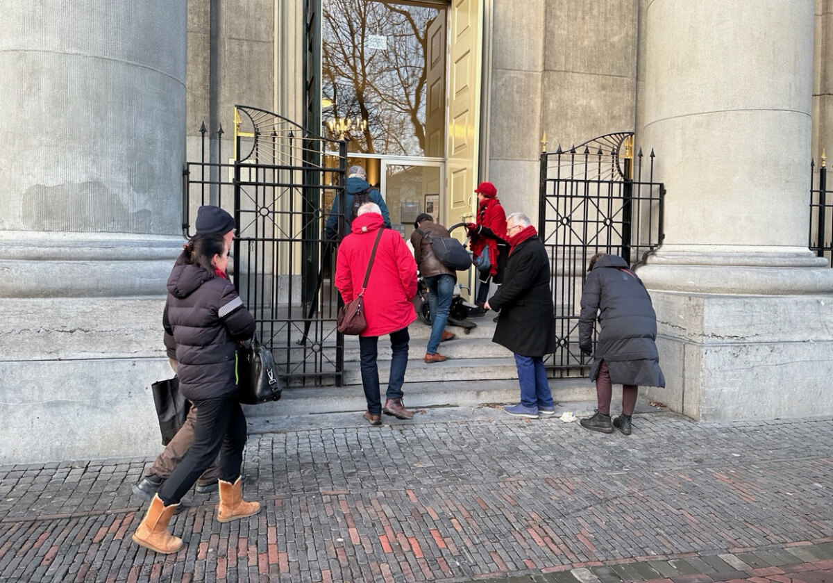 Voor het eerst weer kerkgangers voor de mis in de St. Augustinus na 7 jaar restauratie. Foto: Dik Binnendijk