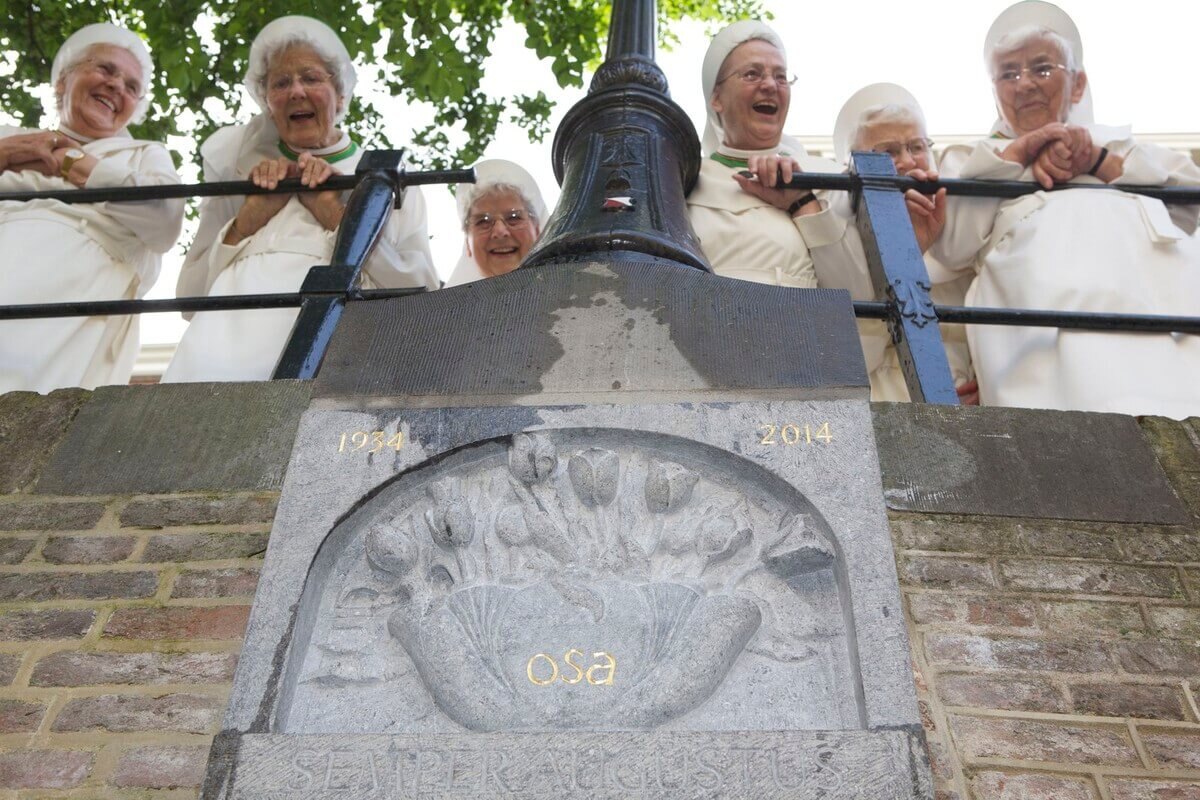 In 2014 kwam er een console voor de Zusters Augustinessen langs de Oudegracht. Foto: Ton van den Berg